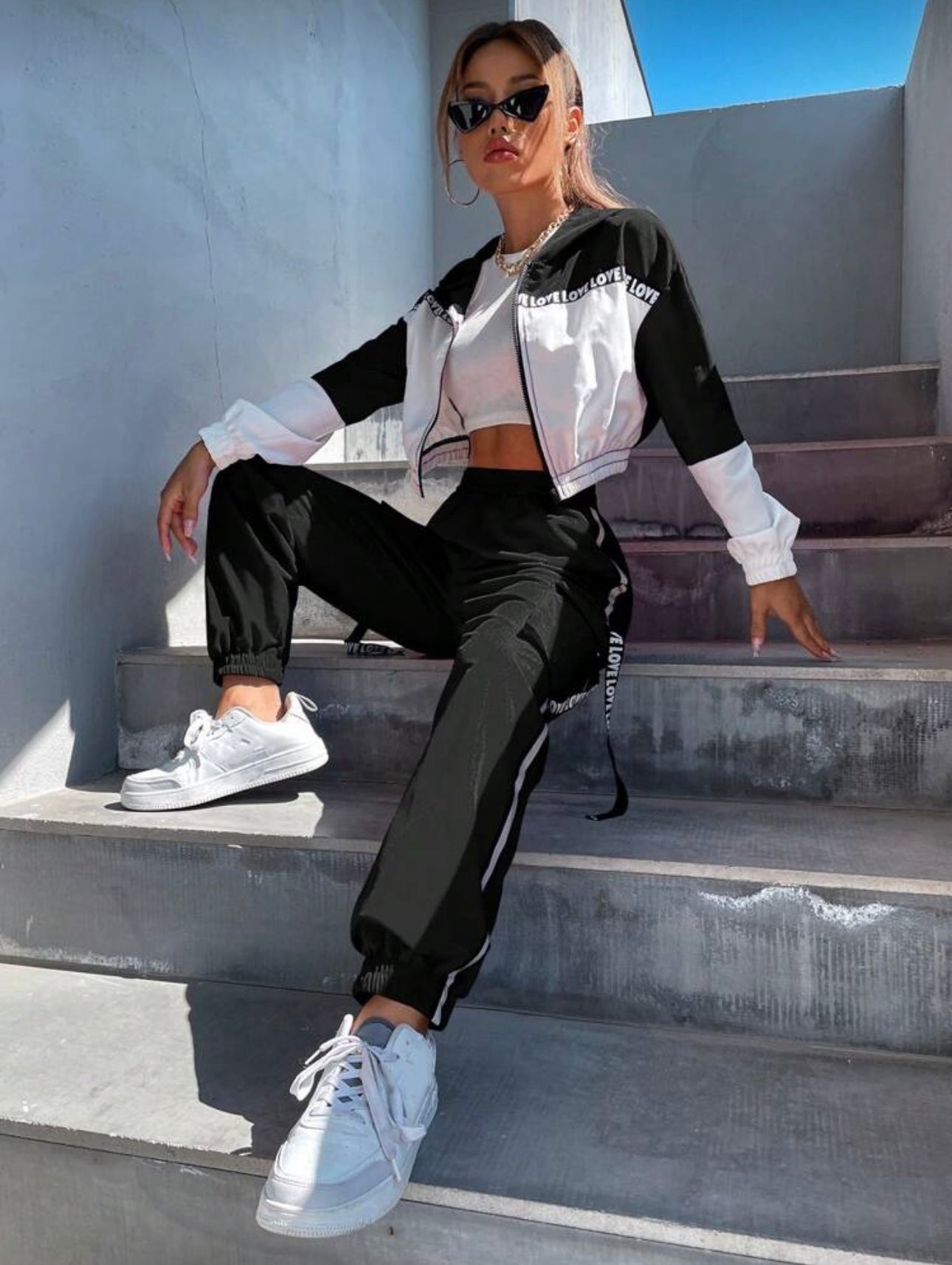 Campera SHEIN Unity azul a contraste con capucha