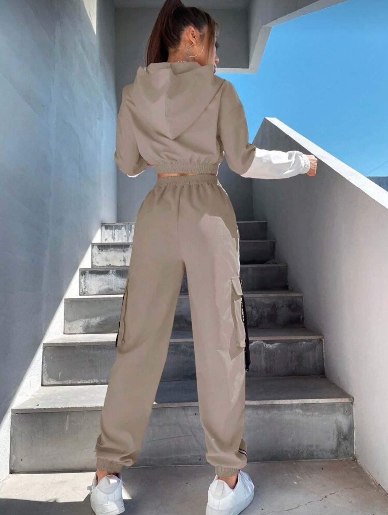 Campera SHEIN Unity caqui bicolor con capucha