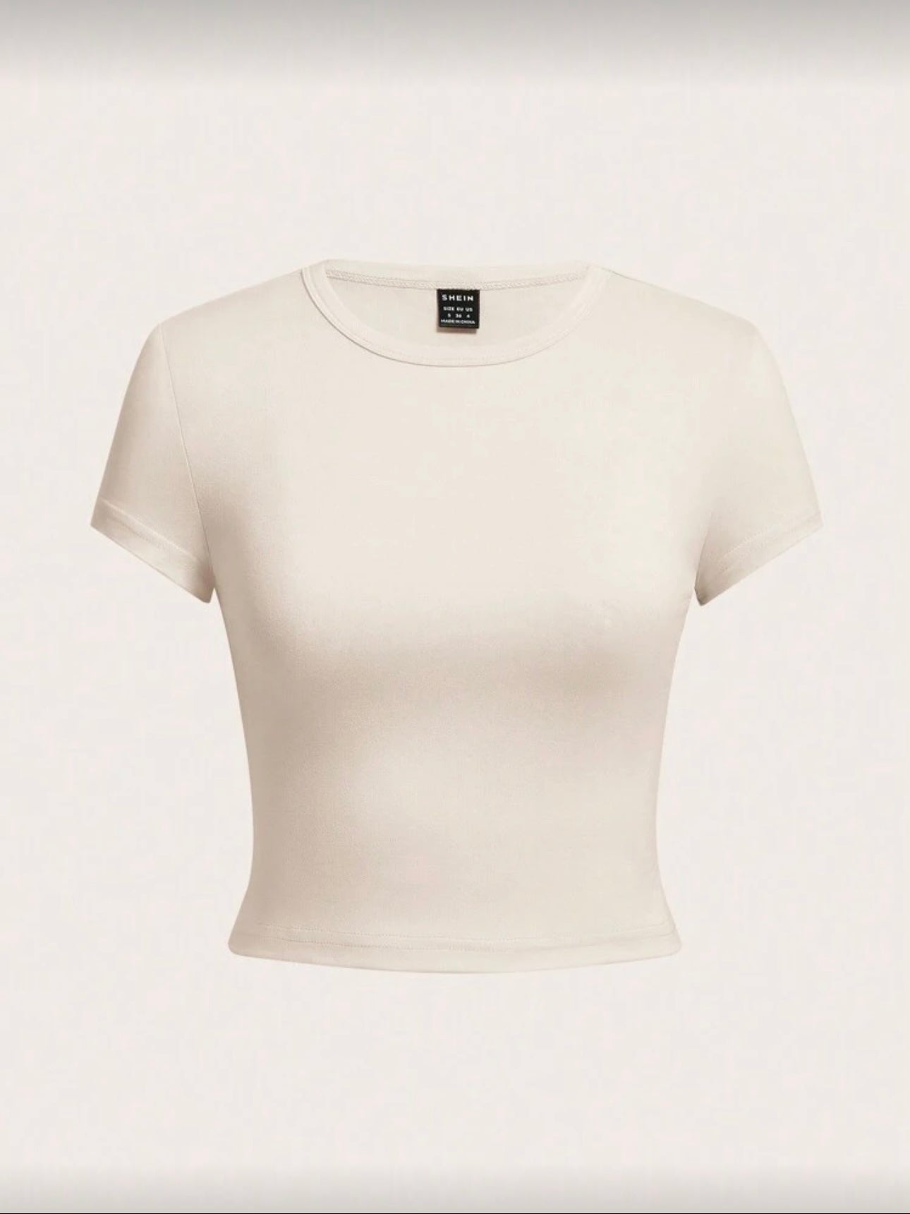 Camiseta beige ajustada cuello redondo