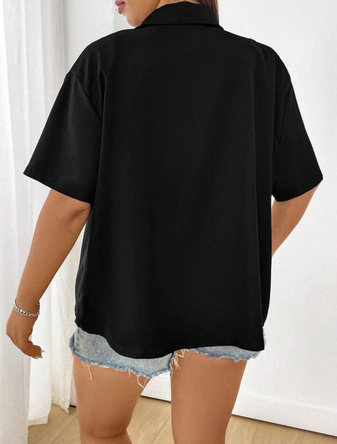 Camisa negra de manga corta