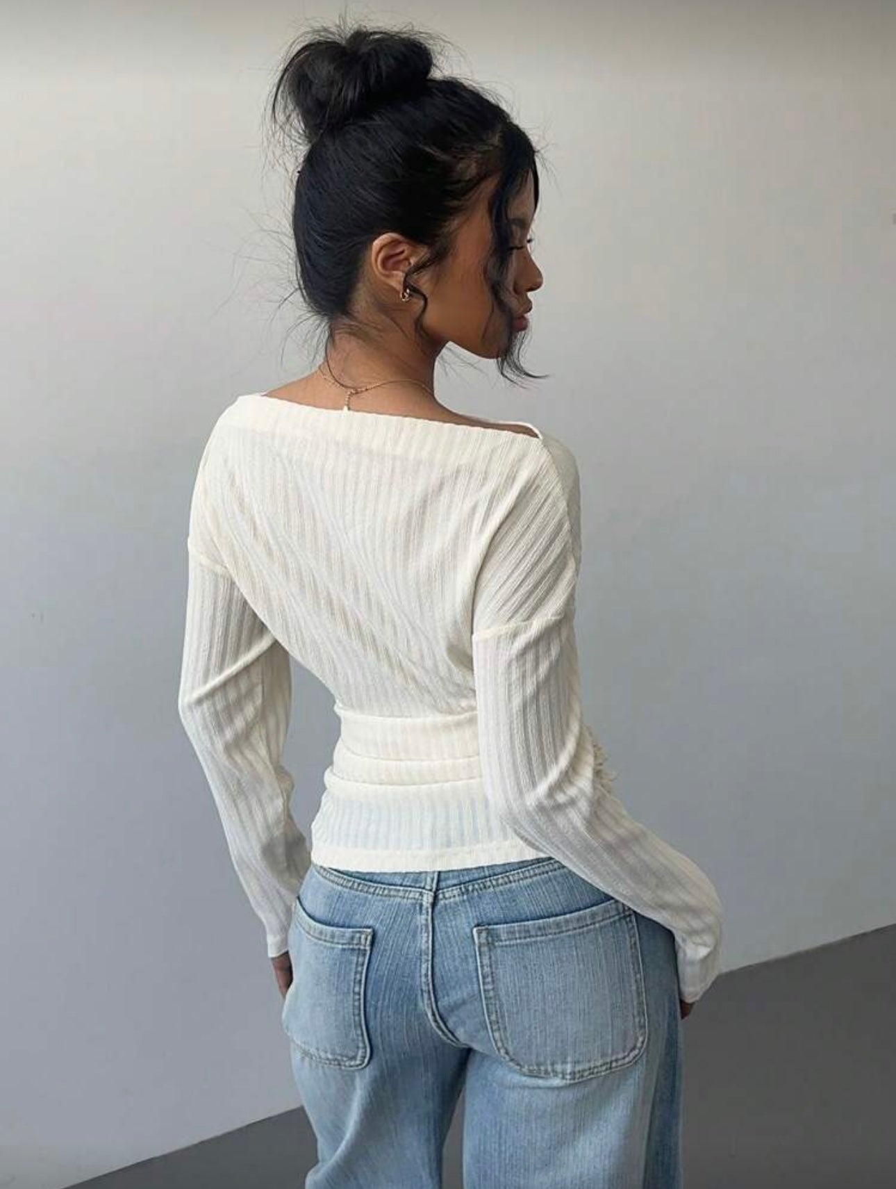 Top beige Siren Gaze con hombro inclinado