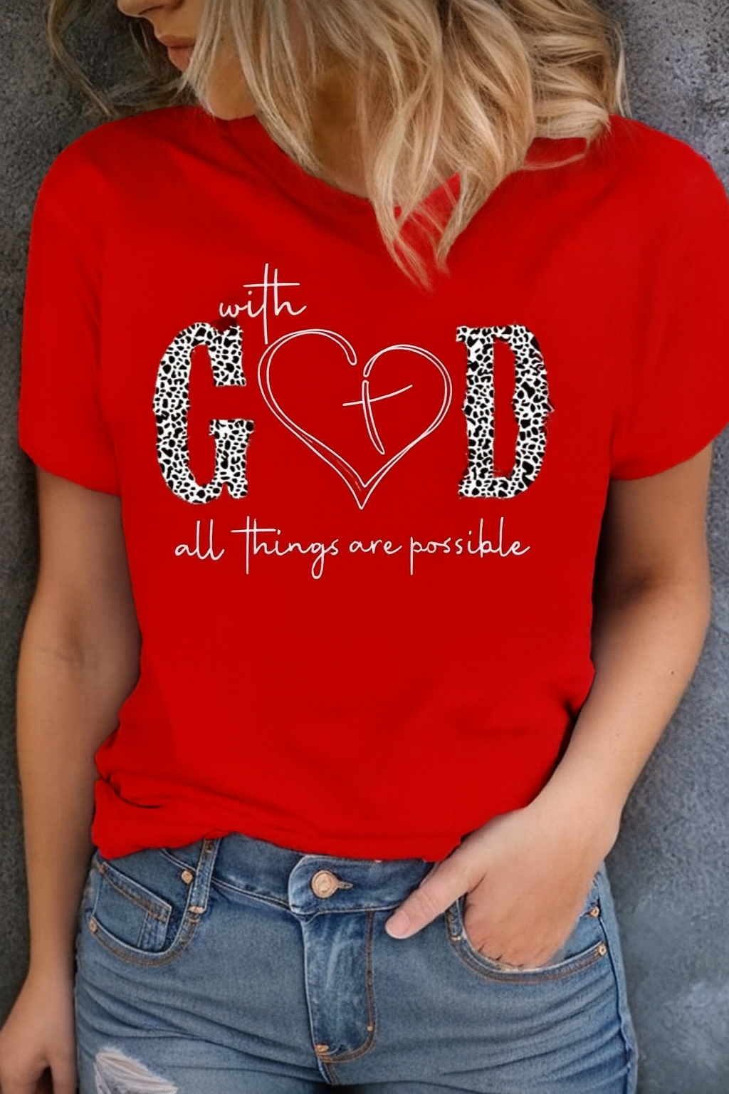 Remera roja con gráfico de corazón y frase